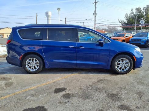 Used 2021 Chrysler Pacifica Touring-L image 4