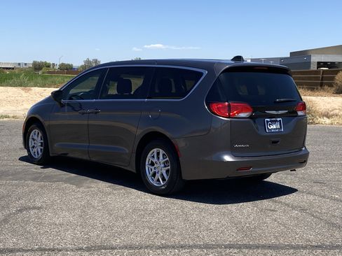 Used 2023 Chrysler Voyager LX FWD image 5