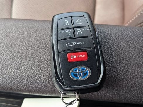 Used 2024 Toyota Sienna Platinum FWD image 25