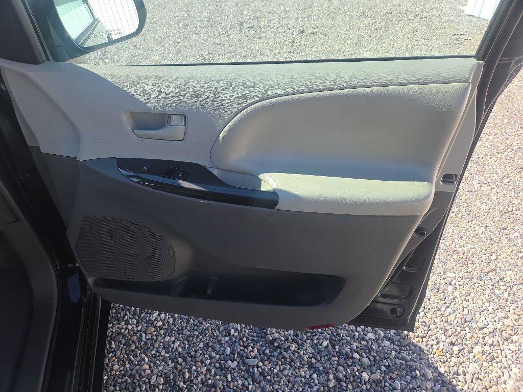 Used 2014 Toyota Sienna LE FWD image 19