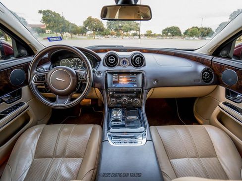 Used 2012 Jaguar XJ image 44