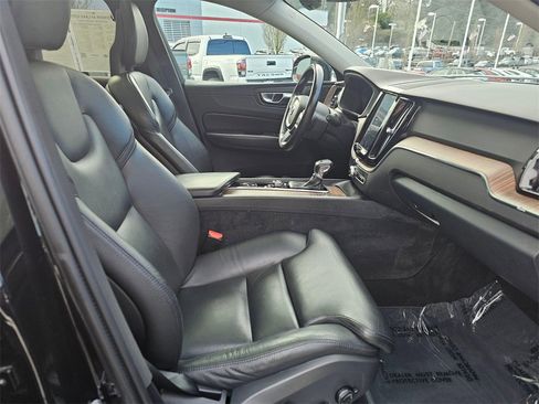 Used 2019 Volvo XC60 T6 Momentum w/ Advanced Package image 10