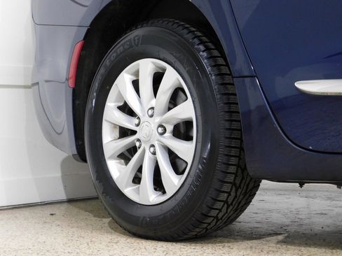 Used 2017 Chrysler Pacifica Touring-L image 10