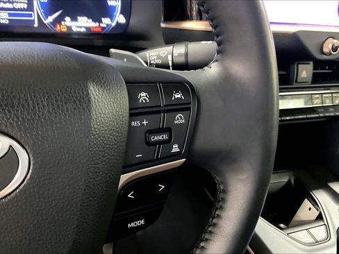 Used 2023 Toyota Crown Platinum image 24