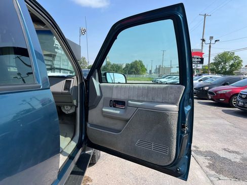 Used 1994 GMC Suburban 2500 image 15