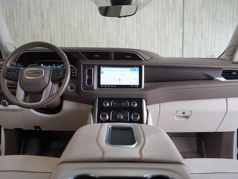 Used 2021 GMC Yukon XL Denali w/ Denali Premium Package AWD/4WD image 16