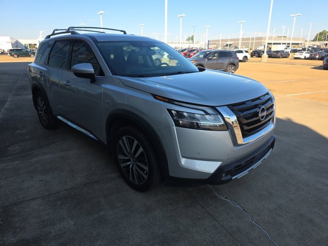 Used 2022 Nissan Pathfinder Platinum w/ Lighting Package (N92) FWD image 5