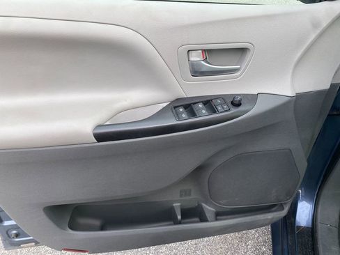 Used 2016 Toyota Sienna LE image 11