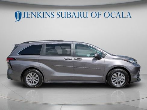 Used 2022 Toyota Sienna LE image 4