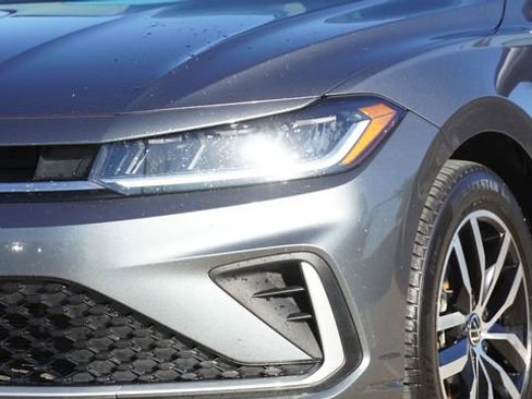 Used 2025 Volkswagen Jetta SE image 4