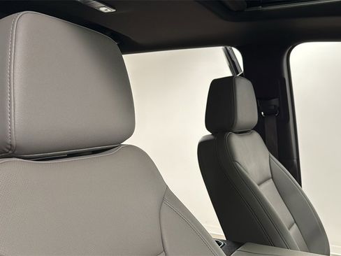 Used 2025 GMC Sierra 2500 SLT w/ SLT Premium Package image 19