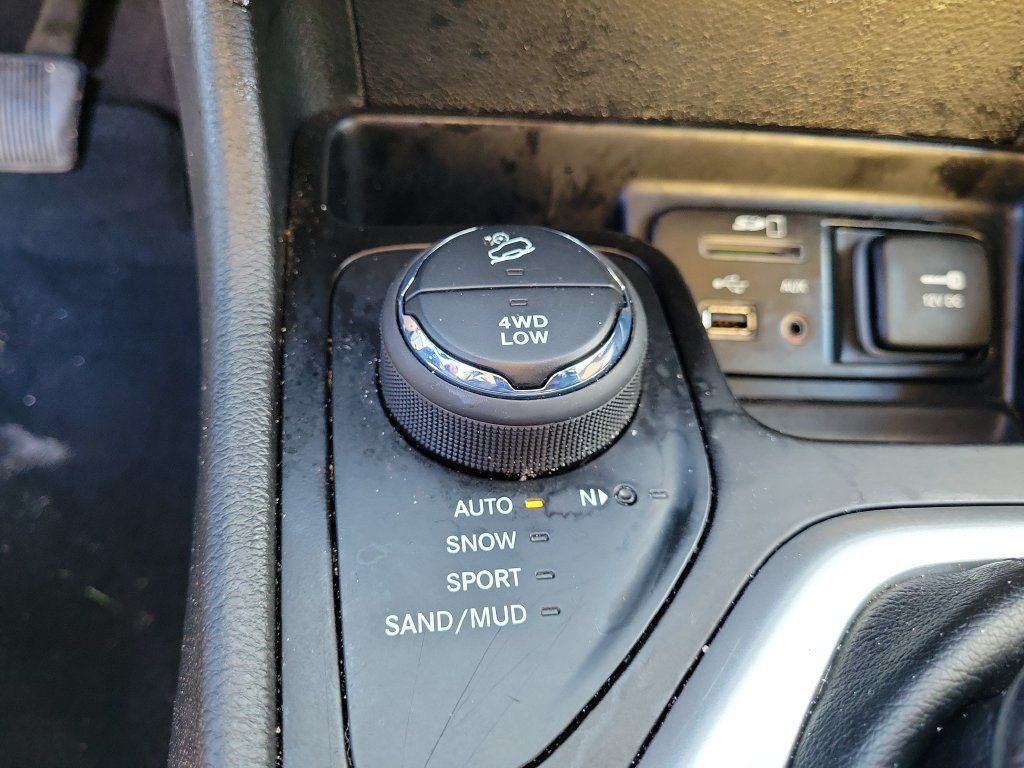 Used 2017 Jeep Cherokee Latitude w/ Comfort/Convenience Group AWD/4WD image 38
