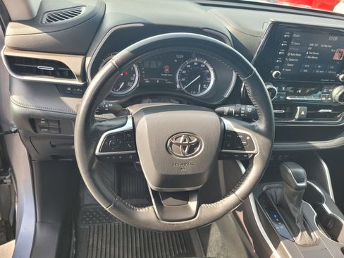 Used 2022 Toyota Highlander XLE image 23