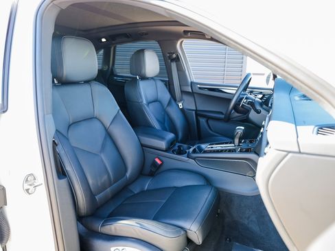 Certified 2025 Porsche Macan image 28