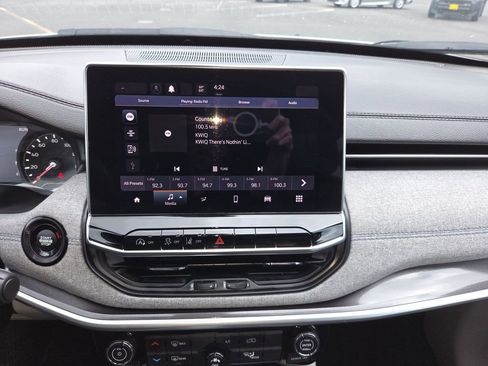 Used 2024 Jeep Compass Latitude AWD/4WD image 21