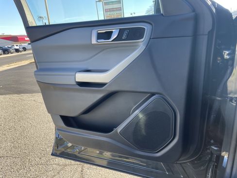 Used 2022 Ford Explorer XLT w/ Equipment Group 202A image 16