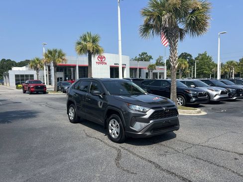 Used 2022 Toyota RAV4 LE FWD image 2
