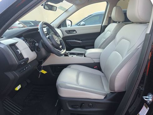 Used 2025 Nissan Pathfinder SL w/ SL Premium Package image 14