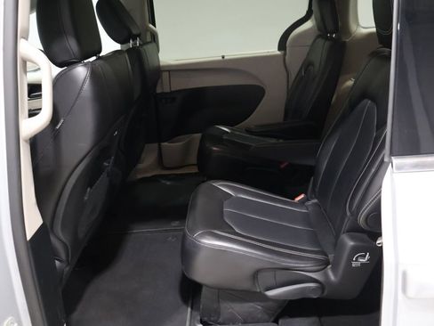 Certified 2024 Chrysler Pacifica Touring-L image 20