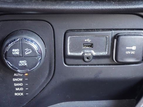 Used 2017 Jeep Renegade Trailhawk image 35