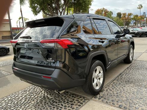 Used 2021 Toyota RAV4 LE AWD/4WD image 5