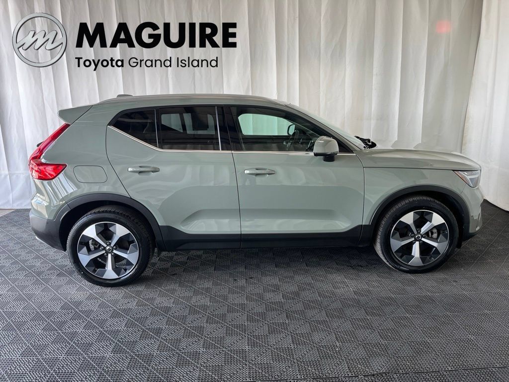 Used 2024 Volvo XC40 B5 Plus w/ Climate Package AWD/4WD image 2