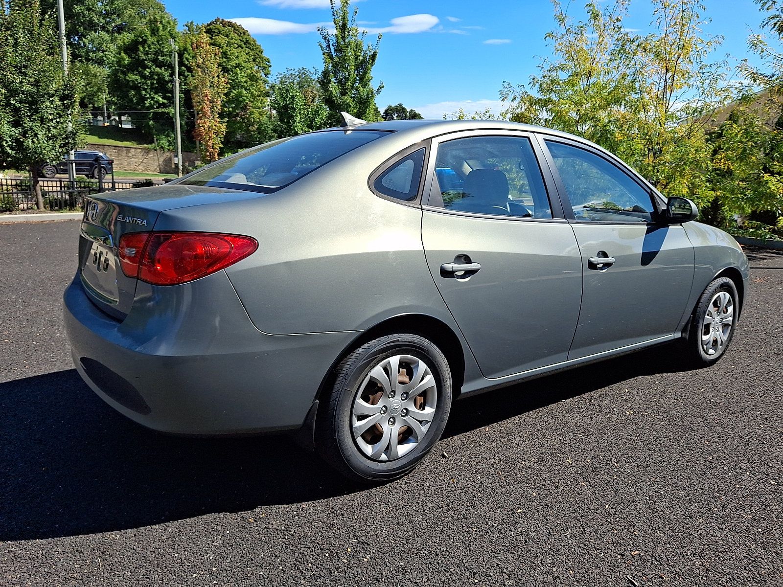 Used 2010 Hyundai Elantra GLS FWD image 6