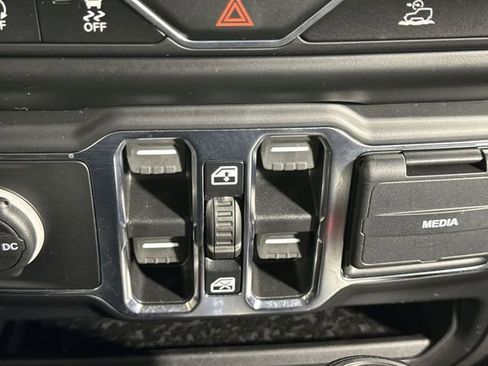 Used 2021 Jeep Gladiator Willys image 17