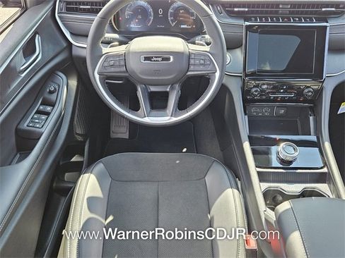 New 2025 Jeep Grand Cherokee Altitude image 7