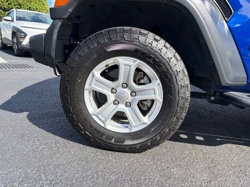 Used 2018 Jeep Wrangler Sport AWD/4WD image 9