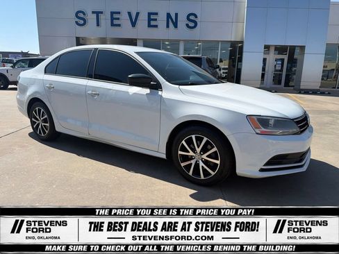 Used 2016 Volkswagen Jetta SE FWD image 3