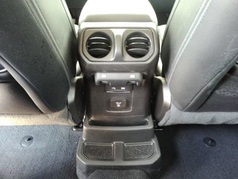 Used 2019 Jeep Wrangler Unlimited Sahara AWD/4WD image 26