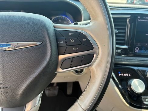 Used 2019 Chrysler Pacifica Limited FWD image 16