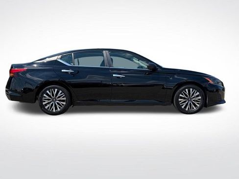 Used 2025 Nissan Altima 2.5 SV FWD image 12