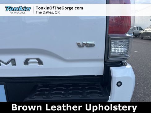 Used 2016 Toyota Tacoma Limited image 29