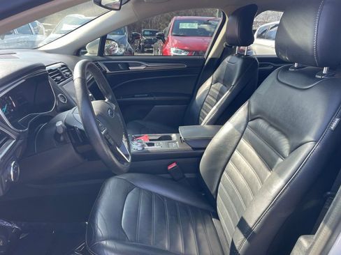 Used 2017 Ford Fusion SE w/ Fusion SE Technology Package image 2