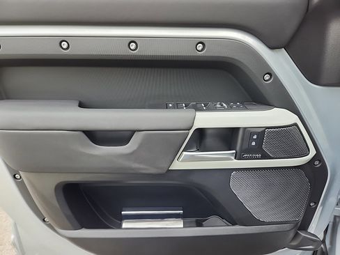 New 2024 Land Rover Defender 110 SE image 22