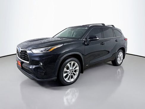 Used 2023 Toyota Highlander Limited image 3