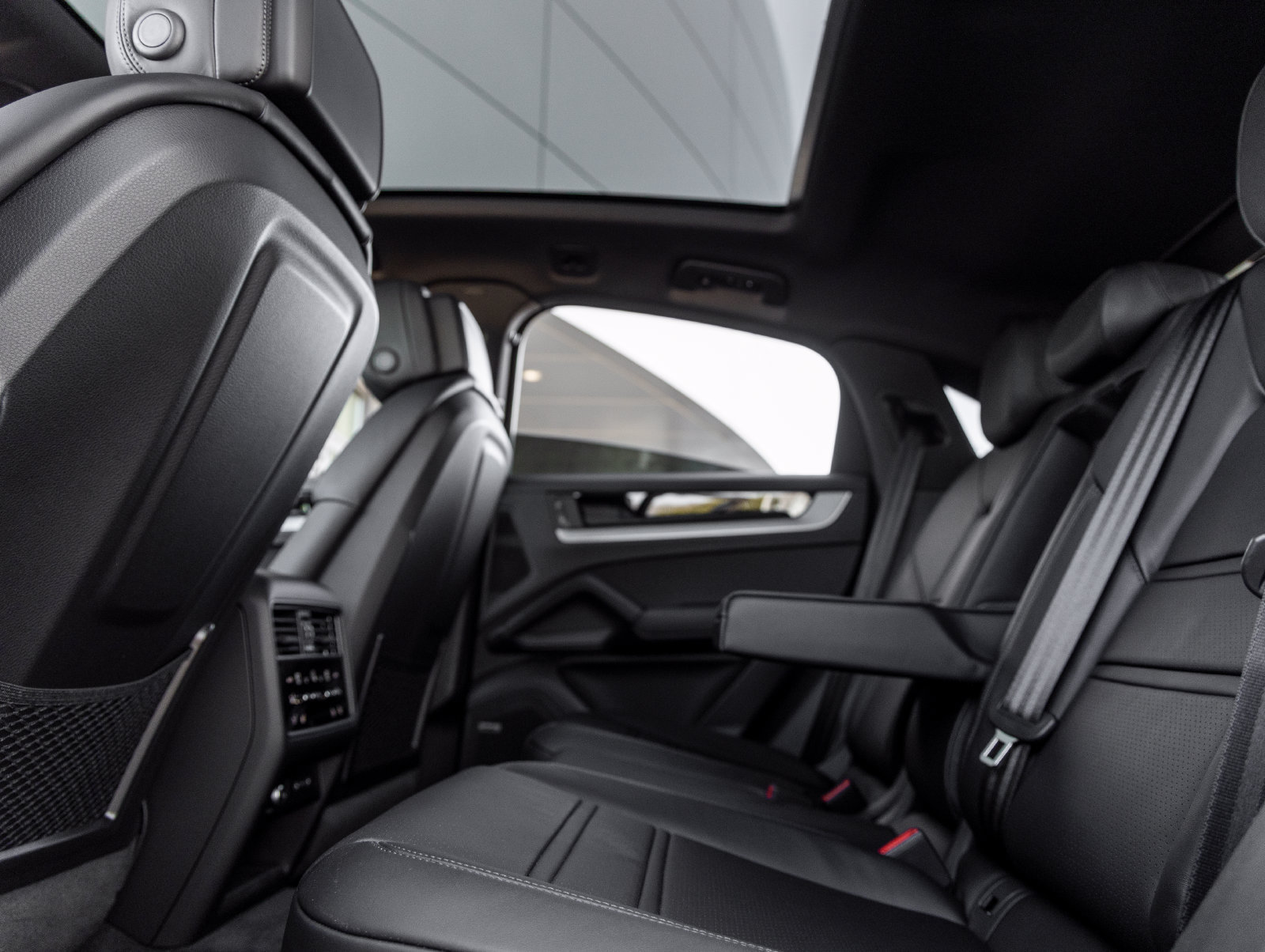 Certified 2026 Porsche Cayenne E-Hybrid Coupe AWD/4WD image 33
