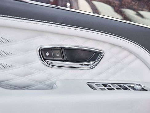 Used 2023 Bentley Bentayga Extended Wheelbase AWD/4WD image 33