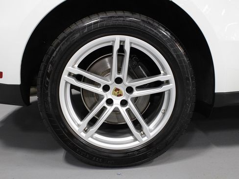 Certified 2025 Porsche Macan image 13
