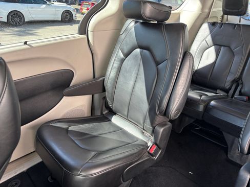 Used 2023 Chrysler Pacifica Touring-L FWD image 42