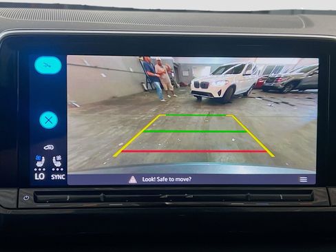 Used 2025 Volkswagen Atlas SE FWD image 9
