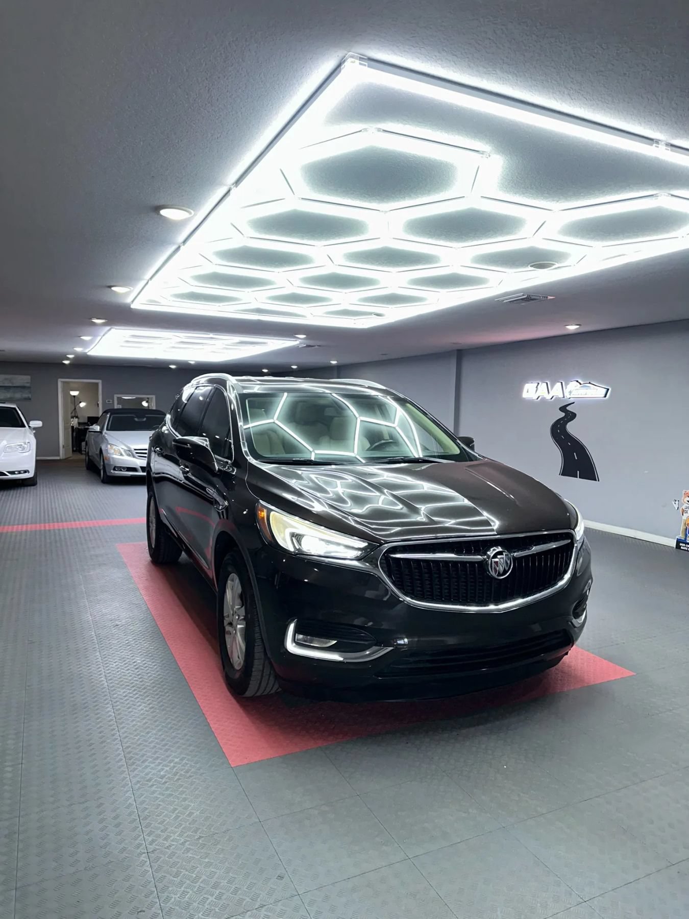 Used 2018 Buick Enclave Essence FWD image 1