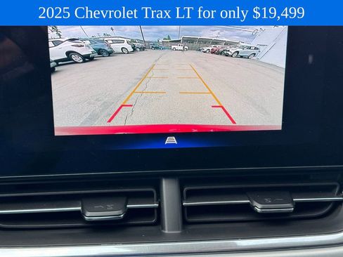 Used 2025 Chevrolet Trax LT FWD image 16