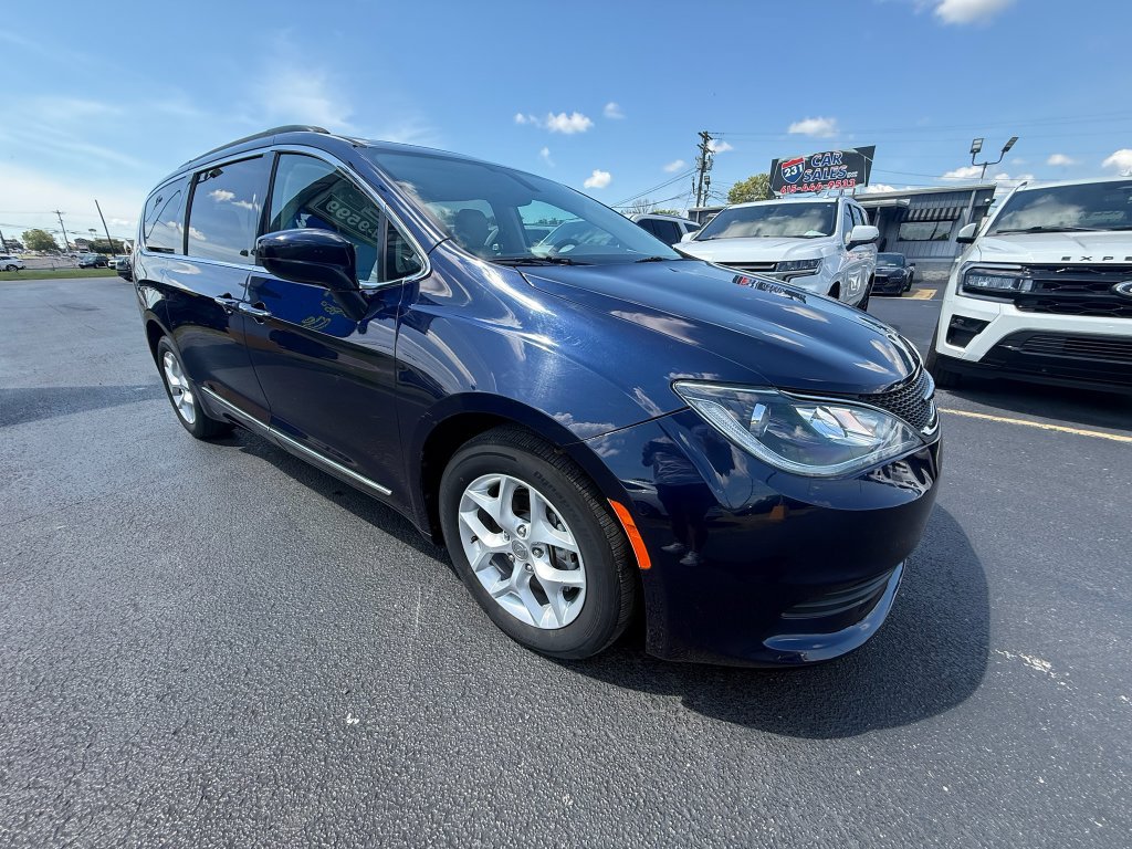 Used 2017 Chrysler Pacifica Touring-L w/ Tire & Wheel Group FWD image 1