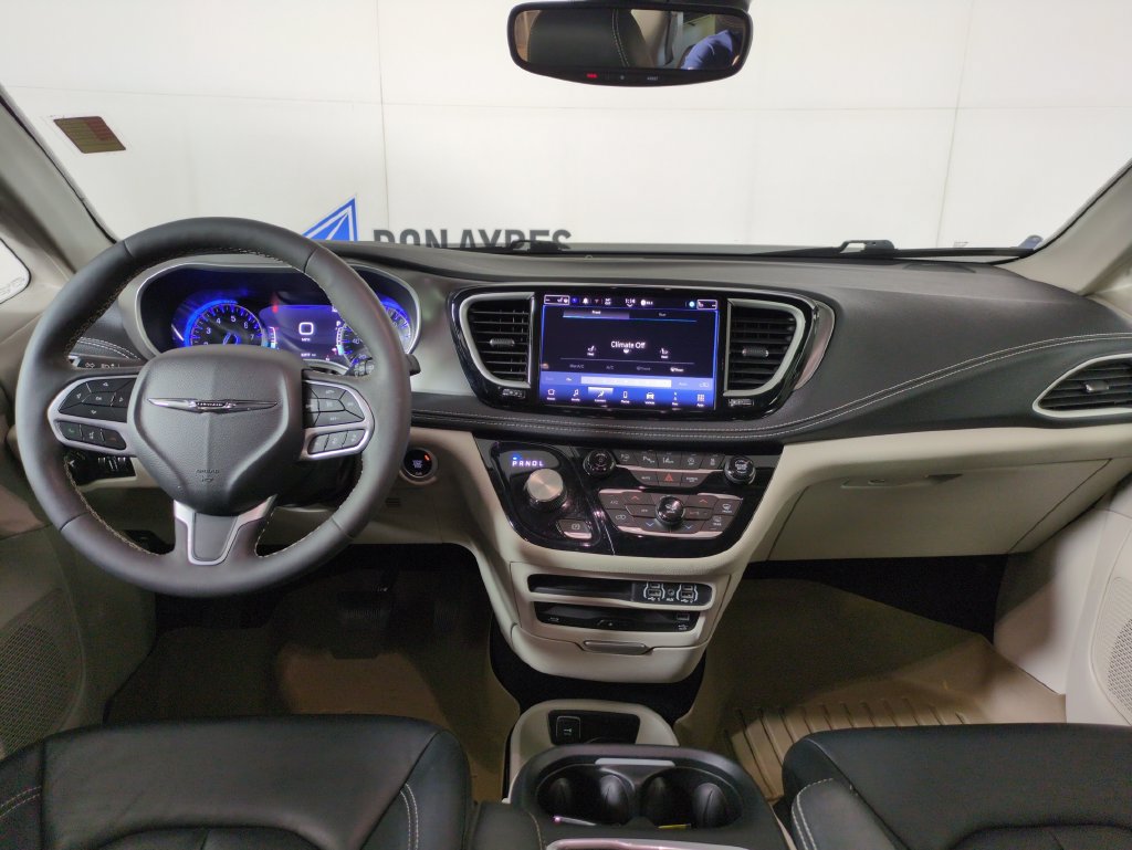 Used 2022 Chrysler Pacifica Touring-L w/ Uconnect Theater Family Group AWD/4WD image 17