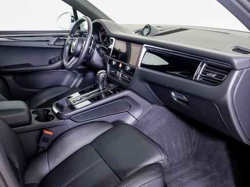 Certified 2026 Porsche Macan AWD/4WD image 7