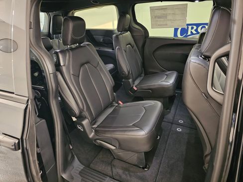 New 2026 Chrysler Pacifica Select image 31