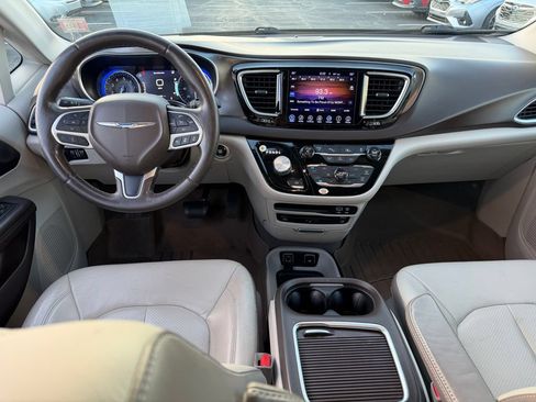 Used 2017 Chrysler Pacifica Touring-L Plus w/ Advanced Safetytec Group FWD image 7